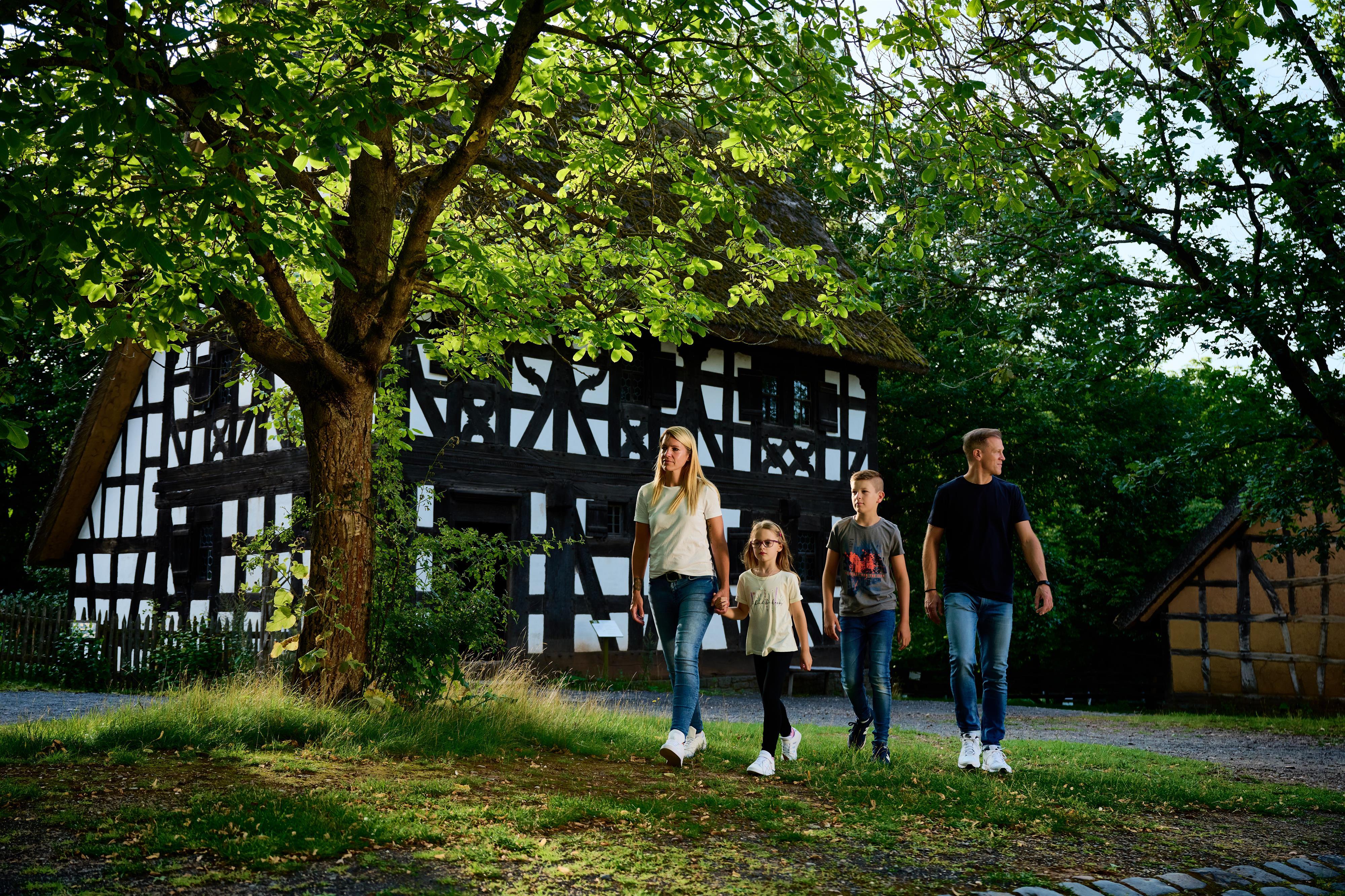 Wie stellt man einen Hocker her? Der Drechsler in Aktion • Römerkanal